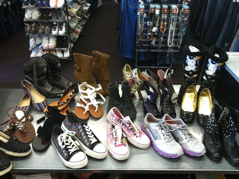 does plato's closet buy shoes
